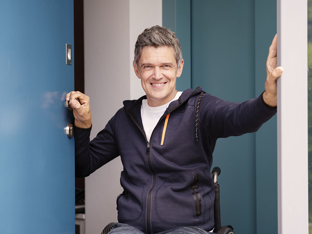 « Je me sens plus confiant en utilisant Luja, parce que je sais que quand il ne sort plus d’urine, ma vessie est vide, et je n’ai plus à m’en inquiéter. »⁵⁻⁸